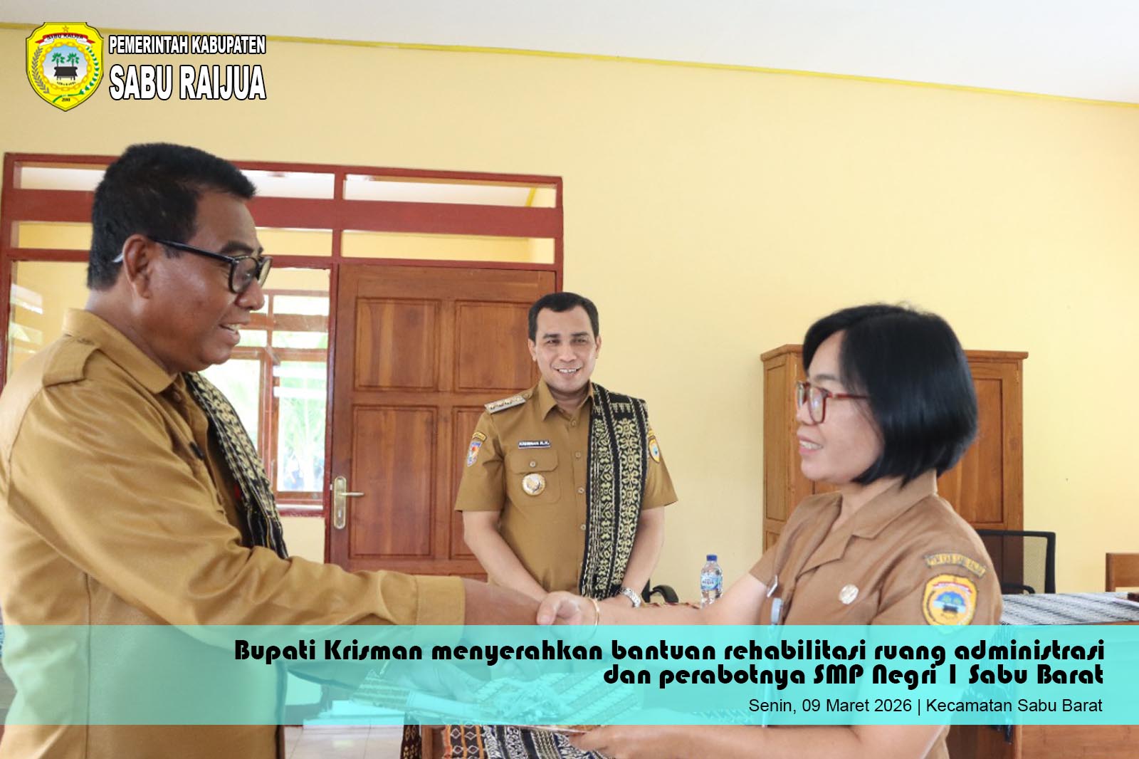 https://saburaijuakab.go.id/uploads/2026/KDH/Penyerahan bantuan perabot di SMP1 sabu barat.jpg